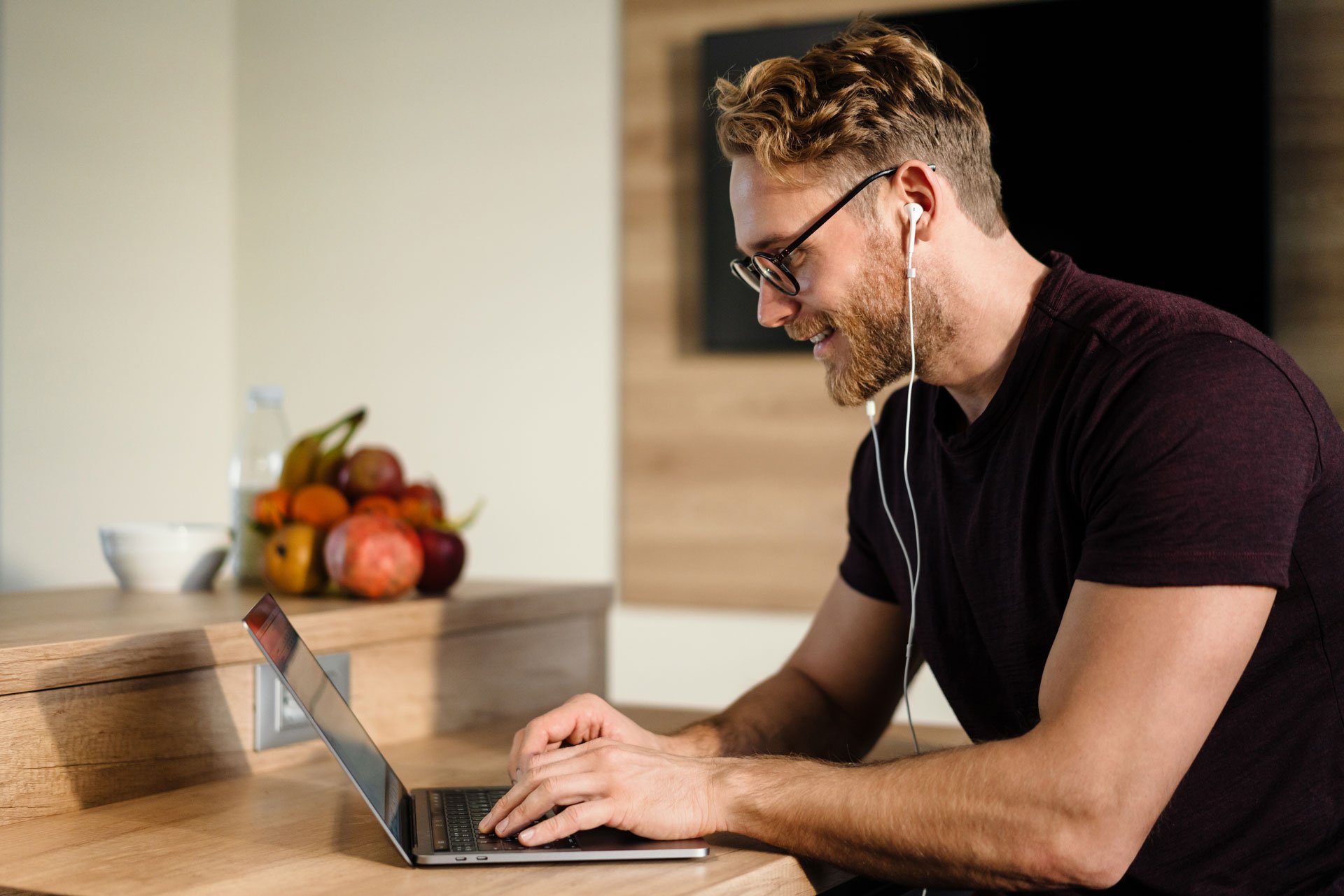 young man working remotely and heaving a meeting 2022 02 10 02 13 57 utc
